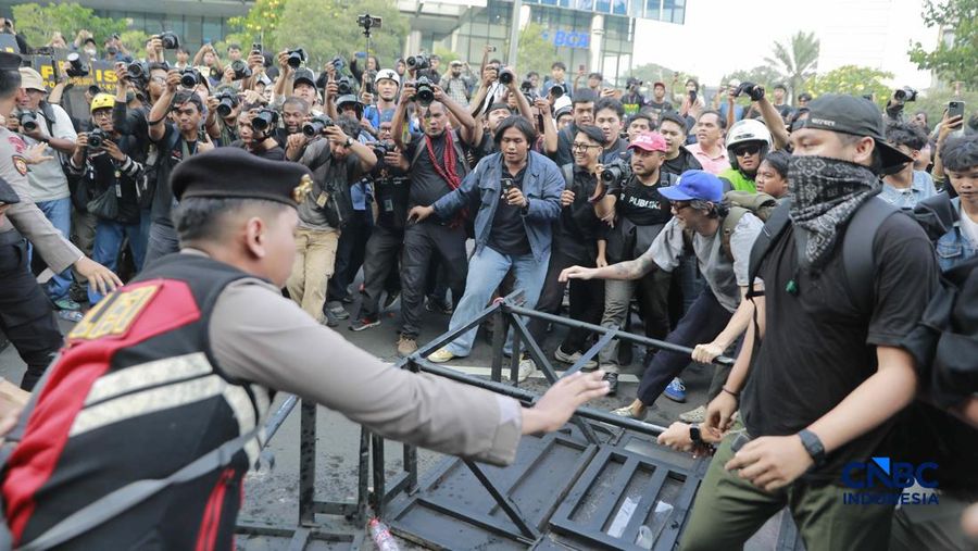 Sekelompok massa tindakan saat mendorong besi pembatas saat tindakan di Dukuh Atas, Sudirman, Jakarta, Jumat (12/6/2026). (CNBC Indonesia/Muhammad Sabki)