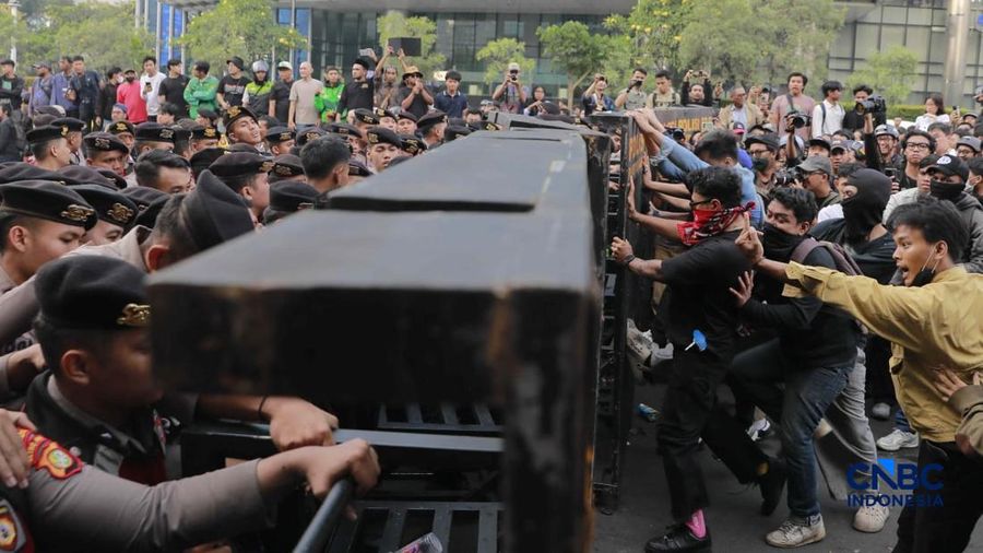 Sekelompok massa tindakan saat mendorong besi pembatas saat tindakan di Dukuh Atas, Sudirman, Jakarta, Jumat (12/6/2026). (CNBC Indonesia/Muhammad Sabki)