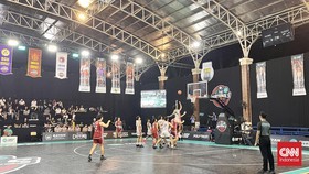 UKSW mengalahkan Ubaya dalam laga semifinal Campus League Basketball The Nationals di GOR UPH, Tangerang, Jumat (12/6).
