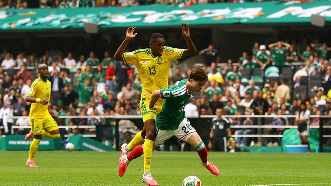 Soccer Football - FIFA World Cup 2026 - Group A - Mexico v South Africa - Estadio Azteca, Mexico City, Mexico - June 11, 2026 South Africa's Sphephelo Sithole fouls Mexico's Brian Gutierrez and is later sent off REUTERS/Hannah Mckay     TPX IMAGES OF
