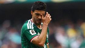 Striker Meksiko, Raul Jimenez menangis usai cetak gol ke gawang Afrika Selatan.