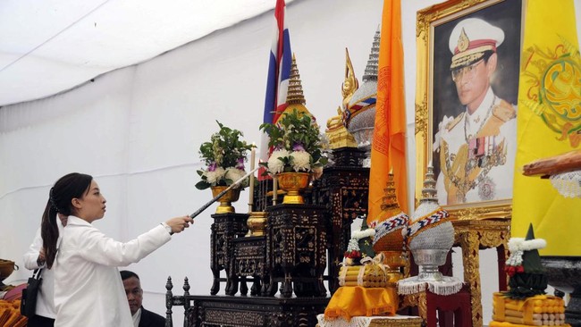 (FILES) Thailand's Princess Bajrakitiyabha lights candles during a robe offering ceremony to express gratitude to monks in Bodhgaya on November 6, 2011. Thai Princess Bajrakitiyabha Mahidol, the king's eldest daughter, has died aged 47, the royal pal
