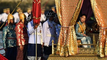 (FILES) Thailand's King Maha Vajiralongkorn's daughter Princess Bajrakitiyabha (R) sits in her barge during the Royal Barge procession in Bangkok on December 12, 2019. Thai Princess Bajrakitiyabha Mahidol, the king's eldest daughter, has died aged 47