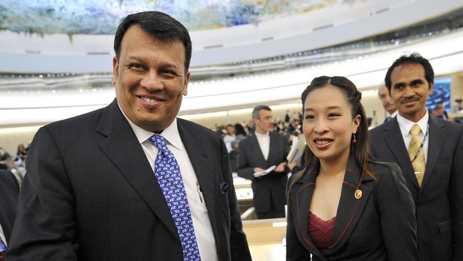 Sri Lankan Disaster Management and Human Rights Minister Mahinda Samarasinghe (L) smiles next to Princess Bajrakitiyabha of Thailand after their speech on September 14, 2009 on the opening day of the 12th United Nations (UN) Human Rights Council sess