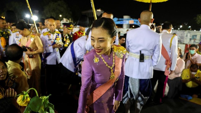 FILE PHOTO: Thailand's Princess Bajrakitiyabha greets royalists as she leaves a religious ceremony to commemorate the death of King Chulalongkorn, known as King Rama V, at The Grand Palace in Bangkok, Thailand, October 23, 2020. REUTERS/Athit Perawon