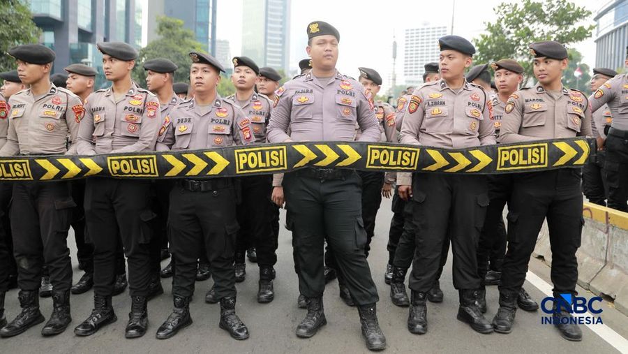 Suasana pengamanan jelang demo mahasiswa di area Dukuh Atas, Sudirman, Jakarta, Jumat (12/6/2026). (CNBC Indonesia/Muhammad Sabki)