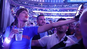 Taylor Swift hadir di Game 4 Final NBA antara Knicks dan Spurs. (Photo by AL BELLO / GETTY IMAGES NORTH AMERICA / Getty Images via AFP)
