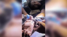 Seorang anggota polisi di Surabaya, terpaksa meminta bantuan petugas Dinas Pemadam Kebakaran dan Penyelamatan (DPKP) Kota Surabaya setelah borgol yang terpasang di tangan kanannya tidak bisa dibuka karena kuncinya patah.