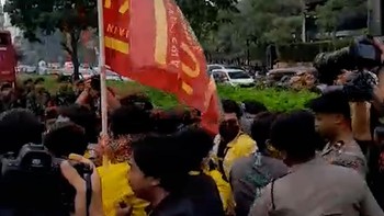 Ratusan mahasiswa BEM UI melakukan long march atau berjalan kaki ke Bundaran HI dalam aksi demo pada Jumat (12/6).