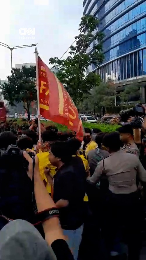 Ratusan mahasiswa BEM UI melakukan long march atau berjalan kaki ke Bundaran HI dalam aksi demo pada Jumat (12/6).