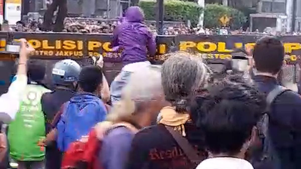 Massa demonstrasi di Bundaran HI Jakarta berusaha menerobos barikade polisi