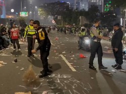 Video Polisi Bersih-bersih Kawasan Thamrin Usai Demo Mahasiswa