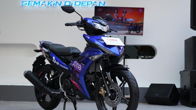 Yamaha Indonesia Motor Manufacturing (YIMM) meluncurkan varian baru MX King 150 dengan balutan livery Prima Pramac pada ajang Jakarta Fair Kemayoran, Kamis (11/6). 