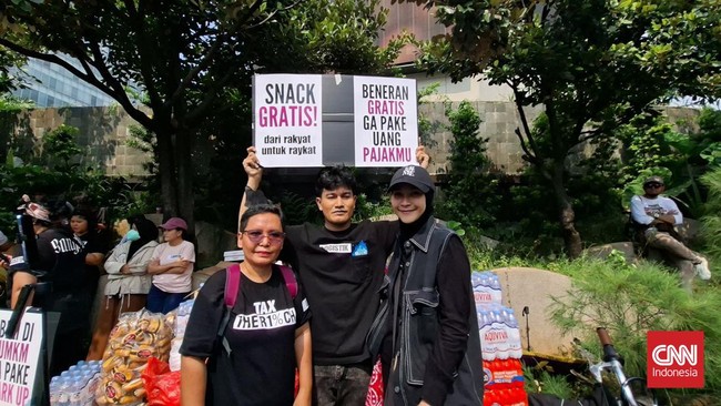 Zaskia Adya Mecca Turun ke Lokasi Demo, Bawa Bantuan Medis dan Makanan