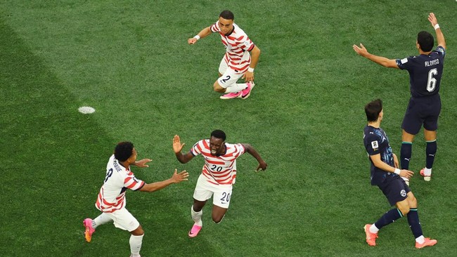 FOTO: AS Adidaya di Kampung Sendiri, Bantai Paraguay 4-1