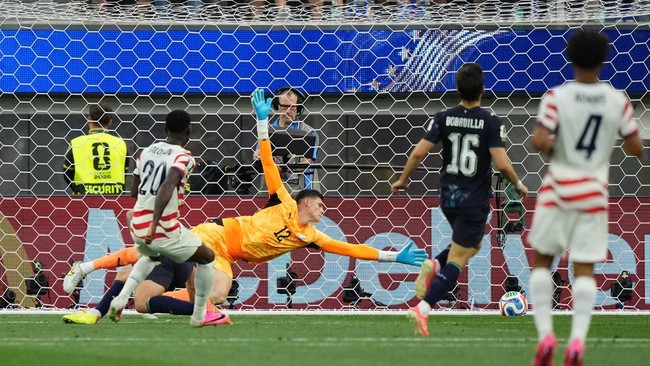 FOTO: AS Adidaya di Kampung Sendiri, Bantai Paraguay 4-1