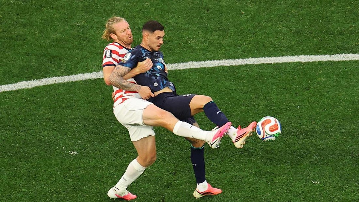 FOTO: AS Adidaya di Kampung Sendiri, Bantai Paraguay 4-1
