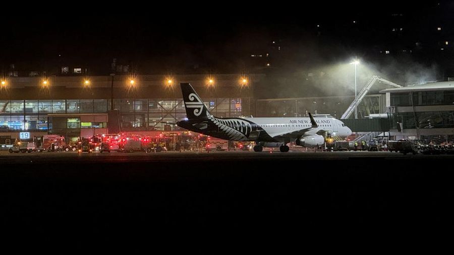 Asap mengepul dari Bandara Internasional Wellington di Selandia Baru, 12 Juni 2026, dalam gambar nan diperoleh dari media sosial ini.