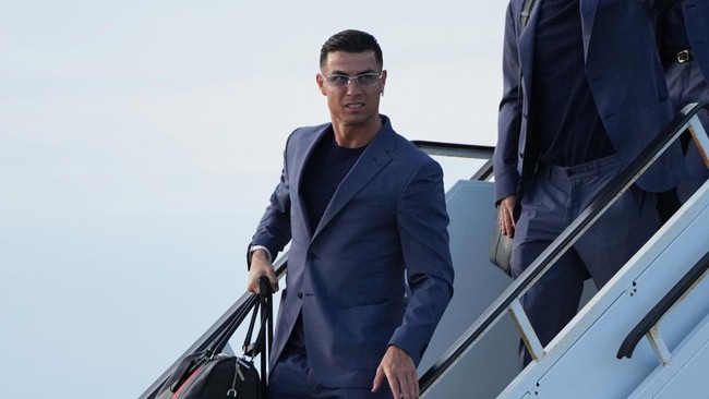 Soccer Football - FIFA World Cup 2026 - Portugal Arrive in Palm Beach - Palm Beach, Florida, U.S. - June 12, 2026 Portugal's Cristiano Ronaldo arrives at the airport in Palm Beach IMAGN IMAGES via Reuters/Jim Rassol