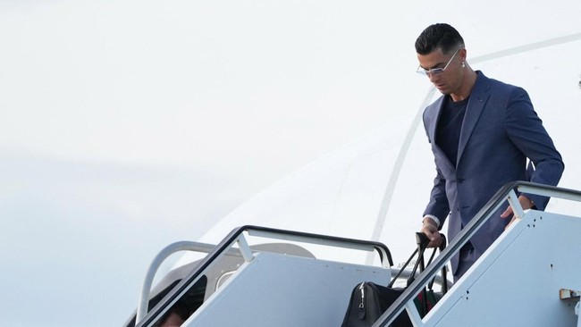 Soccer Football - FIFA World Cup 2026 - Portugal Arrive in Palm Beach - Palm Beach, Florida, U.S. - June 12, 2026 Portugal's Cristiano Ronaldo arrives at the airport in Palm Beach IMAGN IMAGES via Reuters/Jim Rassol