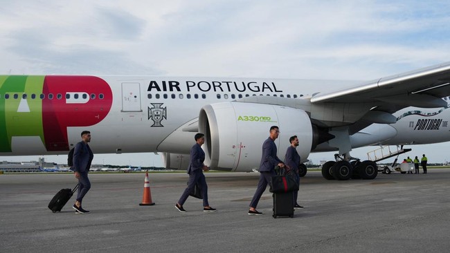 Soccer Football - FIFA World Cup 2026 - Portugal Arrive in Palm Beach - Palm Beach, Florida, U.S. - June 12, 2026 Portugal's Cristiano Ronaldo and Bernardo Silva arrive at the airport in Palm Beach IMAGN IMAGES via Reuters/Jim Rassol
