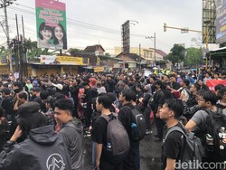 Massa Aliansi Rakyat Memanggil Gelar Aksi di Pertigaan Gejayan