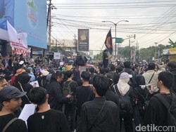 Massa Aliansi Rakyat Memanggil Gelar Aksi di Pertigaan Gejayan