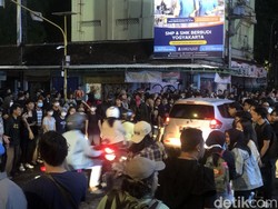Massa Aksi Masih Bertahan di Gejayan-Ajak Pengendara Bunyikan Klakson
