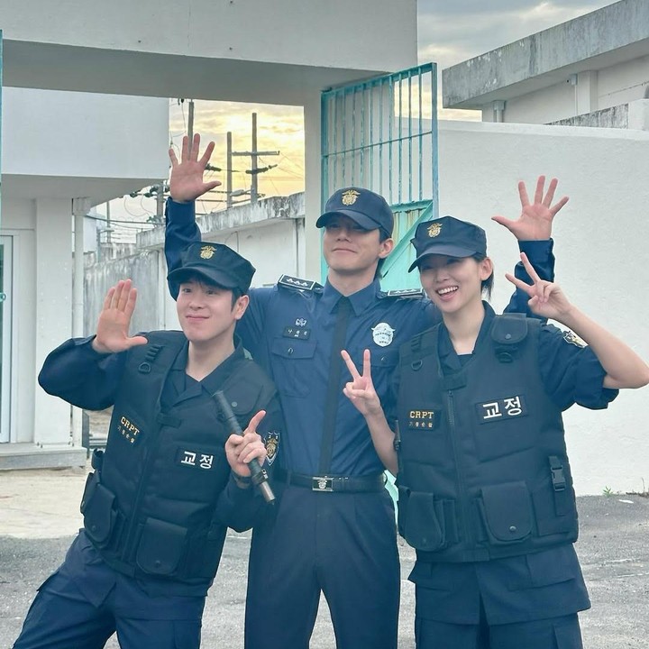 <p>Tak hanya solid sebagai tim ERPB di layar, Kim Mu Yeol, Jin Ki Joo, dan Pyo Ji Hoon juga memperlihatkan kebersamaan yang hangat selama syuting drama Korea <em>Teach You A Lesson</em>. (Foto: Instagram @m00ut @jinkijoo @netflixkr)</p>