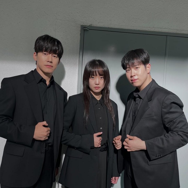 <p>Dalam drama Korea <em>Teach You A Lesson</em>, Kim Mu Yeol berperan sebagai Na Hwa Jin, mantan kapten Pasukan Khusus yang kini menjadi inspektur ERPB. Lalu ada Jin Ki Joo sebagai Im Han Rim, mantan sersan Pasukan Khusus yang menjadi penyelidik ERPB, serta Pyo Ji Hoon sebagai Bong Geun Dae, pegawai negeri lulusan KAIST yang direkrut untuk mendukung misi biro tersebut. (Foto: Instagram @m00ut @jinkijoo @netflixkr)</p>