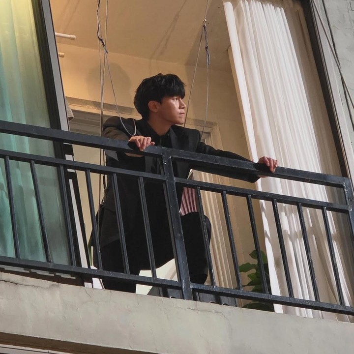 <p>Tak hanya berkarisma sebagai Na Hwa Jin, Kim Mu Yeol juga menunjukkan totalitasnya lewat berbagai adegan aksi yang ia lakukan sendiri. Potret di balik layar ini memperlihatkan proses syuting menggunakan <em>wire rig</em> untuk menciptakan salah satu adegan. (Instagram @m00ut @jinkijoo @netflixkr)</p>