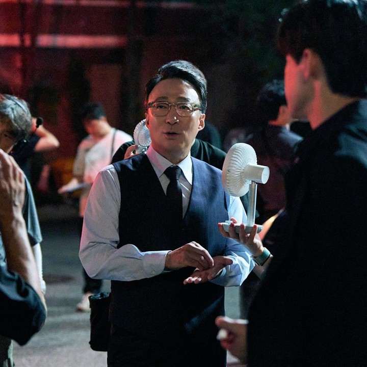 <p>Kemudian tak lupa ada aktor senior Lee Sung Min yang bertransformasi menjadi Choi Gang Seok, sosok Menteri Pendidikan yang melahirkan ERPB dan menjadi salah satu figur kunci di balik perubahan sistem pendidikan dalam drama Korea <em>Teach You A Lesson</em>. (Foto: @netflixkr)</p>