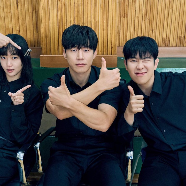 <p>Bak satu tim sungguhan, Kim Mu Yeol, Jin Ki Joo, dan Pyo Ji Hoon menunjukkan kekompakan yang kuat selama syuting <em>Teach You A Lesson</em>. (Foto: @netflixkr)</p>