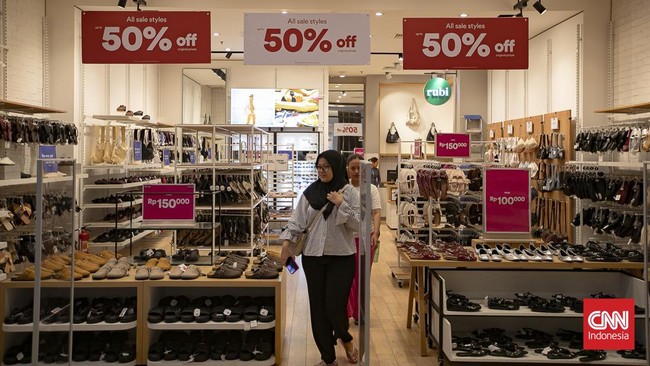 Calon pembeli memilih barang yang akan dibeli di Mall Kuningan City, Jakarta, Sabtu (13/6/2026). Provinsi DKI Jakarta resmi membuka Festival Jakarta Great Sale (FJGS) 2026 sebagai bagian dari rangkaian perayaan Hari Ulang Tahun (HUT) ke-499 Kota Jaka