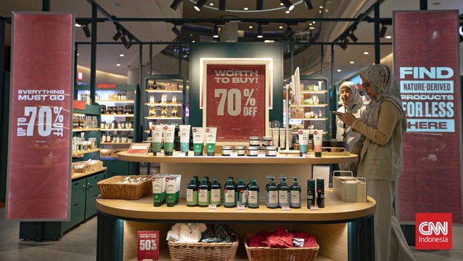 Calon pembeli memilih barang yang akan dibeli di Mall Kuningan City, Jakarta, Sabtu (13/6/2026). Provinsi DKI Jakarta resmi membuka Festival Jakarta Great Sale (FJGS) 2026 sebagai bagian dari rangkaian perayaan Hari Ulang Tahun (HUT) ke-499 Kota Jaka
