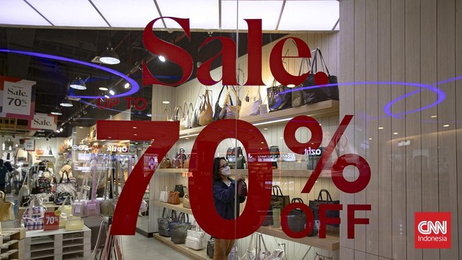 Calon pembeli memilih barang yang akan dibeli di Mall Kuningan City, Jakarta, Sabtu (13/6/2026). Provinsi DKI Jakarta resmi membuka Festival Jakarta Great Sale (FJGS) 2026 sebagai bagian dari rangkaian perayaan Hari Ulang Tahun (HUT) ke-499 Kota Jaka