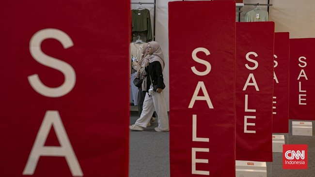 Calon pembeli memilih barang yang akan dibeli di Mall Kuningan City, Jakarta, Sabtu (13/6/2026). Provinsi DKI Jakarta resmi membuka Festival Jakarta Great Sale (FJGS) 2026 sebagai bagian dari rangkaian perayaan Hari Ulang Tahun (HUT) ke-499 Kota Jaka