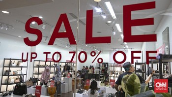 Calon pembeli memilih barang yang akan dibeli di Mall Kuningan City, Jakarta, Sabtu (13/6/2026). Provinsi DKI Jakarta resmi membuka Festival Jakarta Great Sale (FJGS) 2026 sebagai bagian dari rangkaian perayaan Hari Ulang Tahun (HUT) ke-499 Kota Jaka