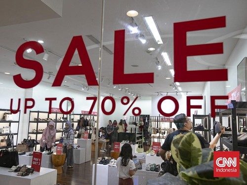 Calon pembeli memilih barang yang akan dibeli di Mall Kuningan City, Jakarta, Sabtu (13/6/2026). Provinsi DKI Jakarta resmi membuka Festival Jakarta Great Sale (FJGS) 2026 sebagai bagian dari rangkaian perayaan Hari Ulang Tahun (HUT) ke-499 Kota Jaka