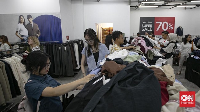 Calon pembeli memilih barang yang akan dibeli di Mall Kuningan City, Jakarta, Sabtu (13/6/2026). Provinsi DKI Jakarta resmi membuka Festival Jakarta Great Sale (FJGS) 2026 sebagai bagian dari rangkaian perayaan Hari Ulang Tahun (HUT) ke-499 Kota Jaka