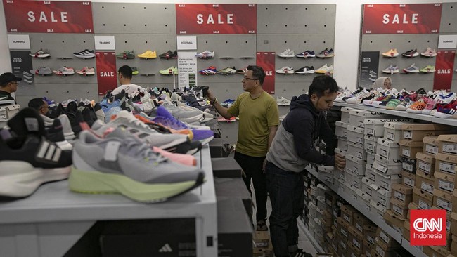 Calon pembeli memilih barang yang akan dibeli di Mall Kuningan City, Jakarta, Sabtu (13/6/2026). Provinsi DKI Jakarta resmi membuka Festival Jakarta Great Sale (FJGS) 2026 sebagai bagian dari rangkaian perayaan Hari Ulang Tahun (HUT) ke-499 Kota Jaka