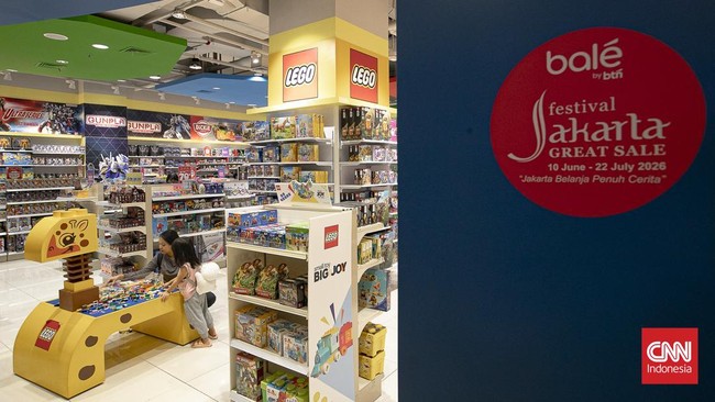 Calon pembeli memilih barang yang akan dibeli di Mall Kuningan City, Jakarta, Sabtu (13/6/2026). Provinsi DKI Jakarta resmi membuka Festival Jakarta Great Sale (FJGS) 2026 sebagai bagian dari rangkaian perayaan Hari Ulang Tahun (HUT) ke-499 Kota Jaka