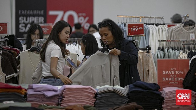 Calon pembeli memilih barang yang akan dibeli di Mall Kuningan City, Jakarta, Sabtu (13/6/2026). Provinsi DKI Jakarta resmi membuka Festival Jakarta Great Sale (FJGS) 2026 sebagai bagian dari rangkaian perayaan Hari Ulang Tahun (HUT) ke-499 Kota Jaka