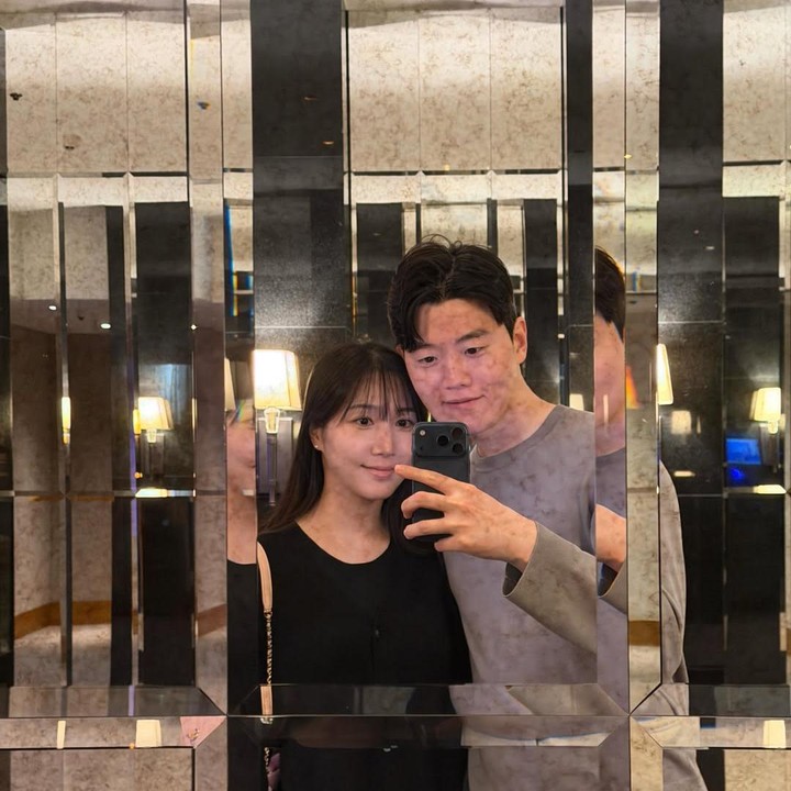 <p>Kabar bahagia datang dari Hong Yoo Kyung, mantan member girl group Apink.&nbsp;Ia resmi mengumumkan dirinya tengah hamil anak pertama setelah menikah. Hong Yoo Kyung resmi menikah dengan sang kekasih yang tidak diumumkan identitasnya pada hari Sabtu, 14 Oktober 2023. Foto: Instagram @Yukyung_922</p>