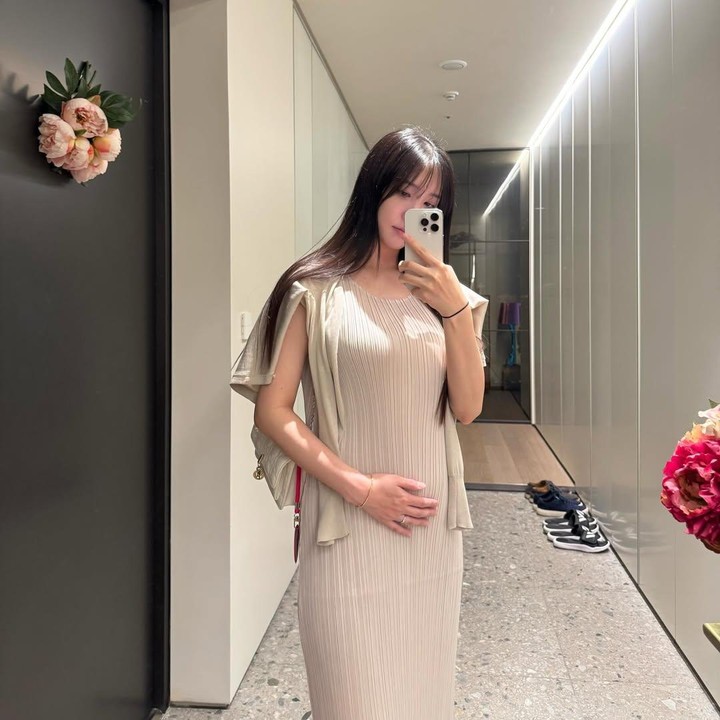 <p>Hong Yoo Kyung resmi meninggalkan Apink pada April 2013 untuk fokus pada pendidikannya. Ia merupakan salah satu anggota debut yang diumumkan keluar setelah mencapai kesepakatan dengan pihak agensi, meski kemudian ia juga melebarkan kariernya di dunia mode sebagai perancang busana. Foto: Instagram @Yukyung_922</p>