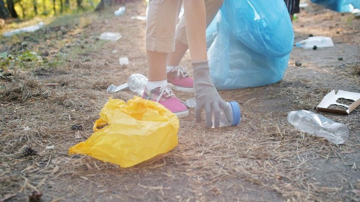 7 Ciri Kepribadian Orang yang Terbiasa Memungut Sampah Meski Tidak Ada yang Melihat