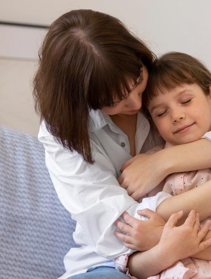 Cara orang tua membesarkan anak yang tangguh tanpa terlalu keras adalah dengan mencontohkan bagaimana mengatasi stres yang sehat secara langsung.