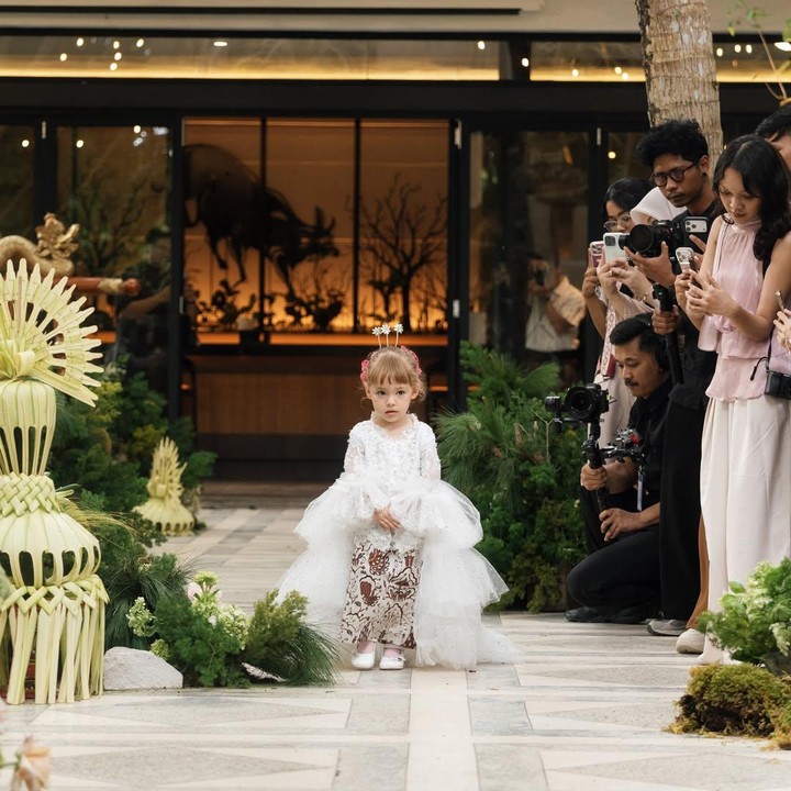 <p>Tak ketinggalan putri Jennifer, Kamari Sky Wassink, juga turut berjalan memasuki area akad nikah sang Bunda. (Foto: Instagram @jennifercoppenreal20 @justinhubner5 @fcgweddingsT)</p>