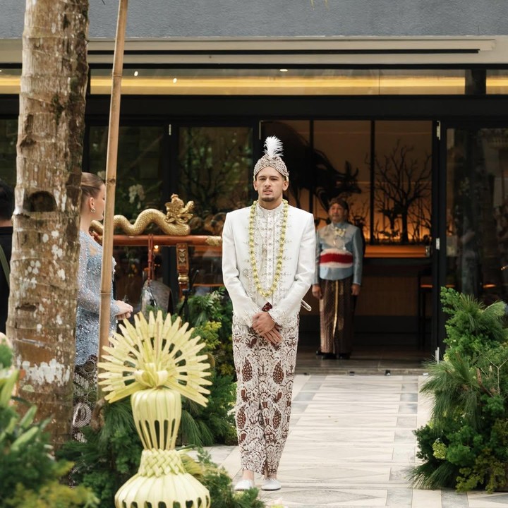 <p>Senada dengan Jennifer, Justin Hubner juga mengenakan busana adat Yogyakarta dengan sentuhan kontemporer dari brand fashion Maison Baaz Couture. (Foto: Instagram @jennifercoppenreal20)</p>
