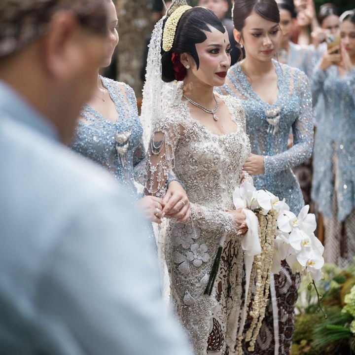 <p>Dibalut busana adat Yogyakarta dengan sentuhan kontemporer, Jennifer Coppen terlihat memasuki lokasi akad nikah didampingi dua <em>bridesmaid</em>. Salah satunya adalah Rebecca Klopper.&nbsp; (Foto: Instagram @jennifercoppenreal20)</p>